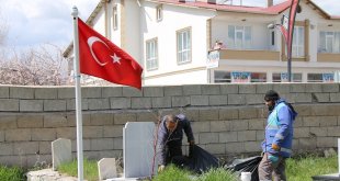 Erciş'te bayram öncesi mezarlıklarda temizlik çalışması