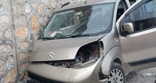 Malatya'da istinat duvarına çarpan araçtaki 3 kişi yaralandı