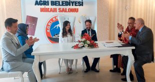 Ağrı Belediye Başkanı Karadoğan, İlk Kez Genç Öğretmen Çiftin Nikahını Kıydı