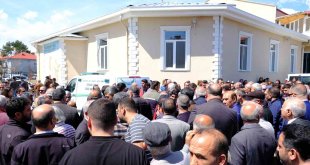 Evde ölü bulunan öğretmen son yolculuğuna uğurlandı