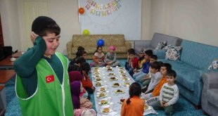 'Tekne orucu' tutan çocuklara öğle saatinde özel iftar