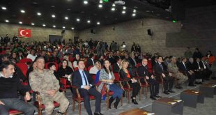 Kars'ta şiirler polisler için okundu