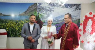 Vali Akbıyık depremzede çiftin nikahını kıydı