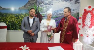 Adıyamanlı depremzede çiftin nikahı Hakkari'de kıyıldı