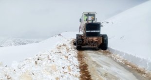 Van'da yol yapım ve karla mücadele çalışması