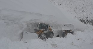 Muş'ta 6 metre karda zorlu yol açma çalışması