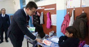 Genç Kaymakamı Kaptanoğlu'ndan öğrencilere bayram hediyesi