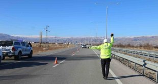 Emniyet kemerinin kullanımının önemine dikkat çekmek için yollarda 'Bu Yolda Sana Çok Güveniyoruz' afişleri yer alacak