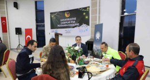 Vali Akbıyık belediye personeli ile iftar açtı