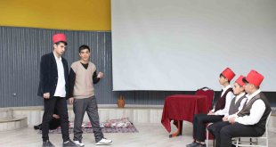 Ağrı'da Öğrenciler, 'Okuyan Şehir Ağrı' Projesi Kapsamında İngilizce Tiyatro Gösterisi Sergiledi