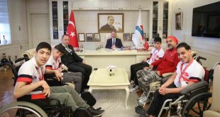 Prof. Dr. Karabulut, 15 madalya kazan başarılı sporcuları kutladı