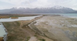 Bahardaki yağışlara rağmen Van Gölü'ndeki çekilme devam ediyor