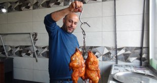 Bitlis'te büryan tandırında pişirilen tavuklar ilgi görüyor