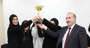 Ağrı'da Okullar Arası Münazara Yarışması Finali: 'Okuyan Şehir' Projesi Öğrencilerin Fikirleriyle Geleceğe Işık Tutuyor