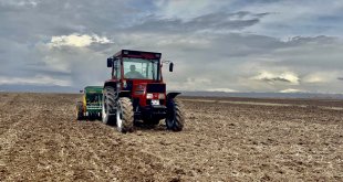 Ağrılı çiftçiler kuraklığın gölgesinde mesaiye başladı