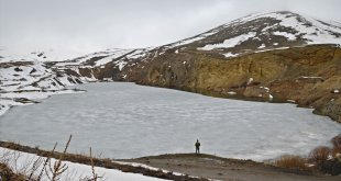 Ağrı'daki Hayrangöl'ün buz tabakası baharda da erimedi