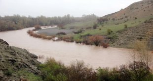 Erzincan'da yağmur nehir debilerini artırdı