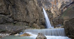 Tunceli'de 80 metreden akan Rabat Şelalesi'nde ilkbahar güzelliği