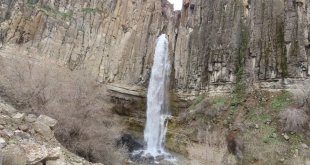 Tunceli'de kar sularıyla canlanan Ekirek Şelalesi doğa tutkunlarını ağırlıyor