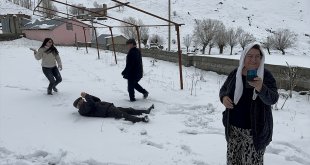 İlkbaharda Erzincan'da yağan kar eğlenceye dönüştü