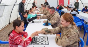 Jandarma, Adıyaman'daki depremzede çocuklarla satranç oynadı