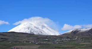 Ağrı'daki Kösedağ'ın Zirvesi: İlkbaharda Karla Kaplandı!