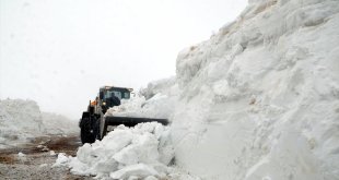 'Muş'un kar kaplanları' nisanda 5 metre kar olan yolu 5 günde açabildi
