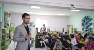 Okullarda gönüllü verdiği eğitimlerle çocuklara okuma sevgisi aşılıyor