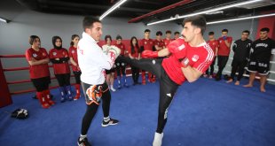 Özel harekat polisi, Vanlı gençlerle Kick Boks Dünya Kupası'na hazırlanıyor