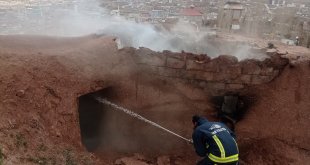 Özalp'ta tandır evi ve kömürlükte çıkan yangın hasara neden oldu