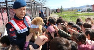 Jandarma ekipleri çocuklarla birlikte hayvan bakımevini ziyaret etti