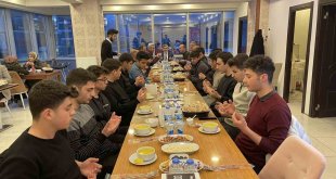 Müftü Gül, genç cemaatle iftar açtı