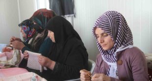 Kadınlar, depremin izlerini üreterek siliyor