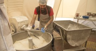 Depremzede fırıncı, hasar gören iş yerinden çıkardığı makinelerle çalışmayı sürdürüyor