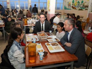 Ağrı Milli Eğitim Müdürü Kökrek, iftarını açtığı öğrencilerin sinema talebini geri çevirmedi