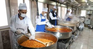 Dev kazanlar depremzede vatandaşlar için kaynıyor