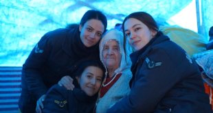 Kadın Astsubaylar deprem bölgesinde