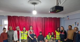 Kars'ta jandarmadan özel çocuklara anlamlı ziyaret