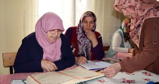 Iğdırlı kadınlar kurslarla hem Kur'an öğreniyor hem de okuryazar oluyor
