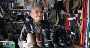 Çöpe atılan ayakkabıları tamir edip ihtiyaç sahiplerine veriyor