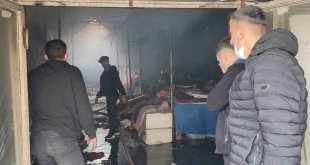 Büyük Rus Pazarı'ndaki yangında onlarca dükkan zarar gördü