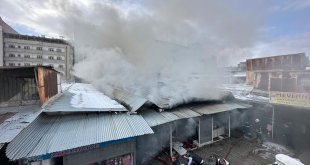 Van'da çok sayıda iş yerinin bulunduğu halk pazarında çıkan yangına müdahale ediliyor