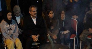 Depremzede öğrencilerden Bakan Özer'e türkülü karşılama