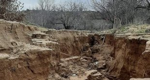 Elazığ'da aşırı yağışlar sonrası köy yolu yarıldı