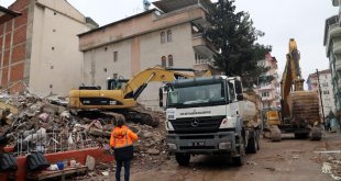 Van'dan giden ekipler Malatya'da 7 bin 300 kamyon hafriyatı şehir dışına taşıdı