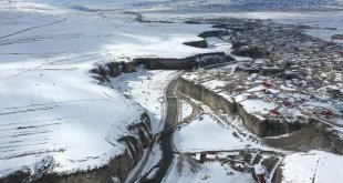 Ağrı'da Murat Kanyonu, ilkbaharda karla kaplandı