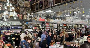 Mağaza açılışında indirimi duyan koştu, izdiham yaşandı