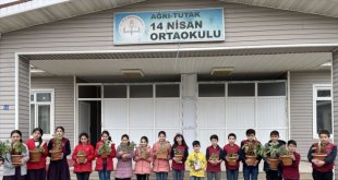 Ağrılı öğrenciler "emek" ile "başarı" ilişkisini çiçek yetiştirerek kavrıyor