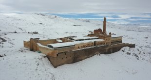 İshak Paşa Sarayı ilkbaharda karlı manzarasıyla ziyaretçilerini ağırlıyor