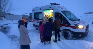 Van'da yolu kardan kapanan mahalledeki doğum hastası için ekipler seferber oldu